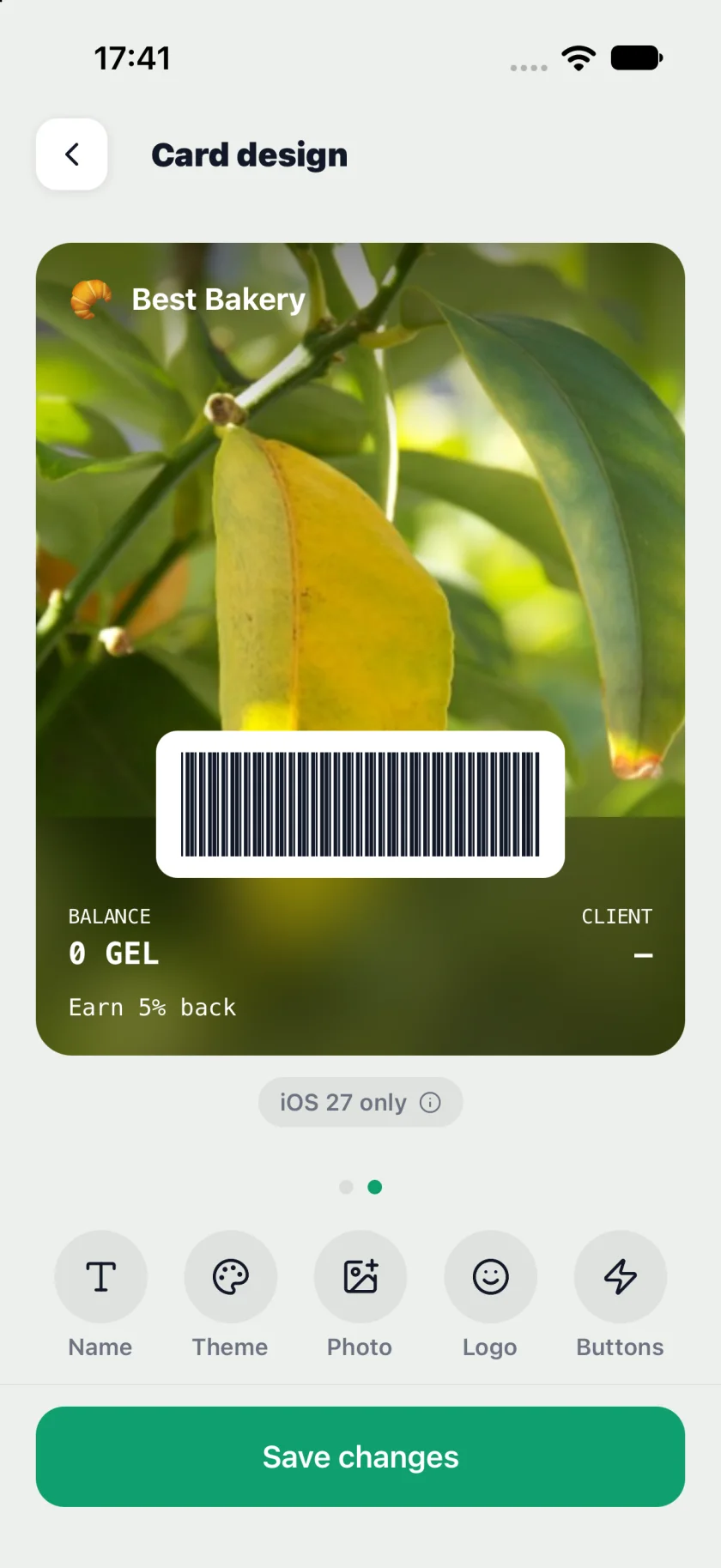 Aperçu de l’affiche dans Pikarta : photo verticale, champs et mention de compatibilité iOS 27.