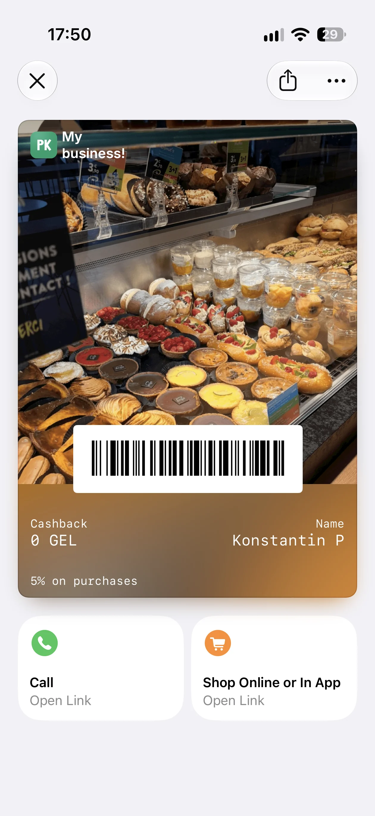 Ejemplo de tarjeta terminada en Apple Wallet en iOS 27: otro diseño con botones de llamada y tienda