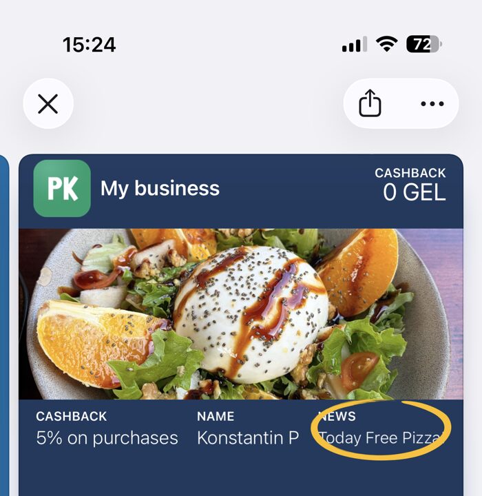 Le message apparaît dans le champ « Actus » de la carte du client dans Apple Wallet